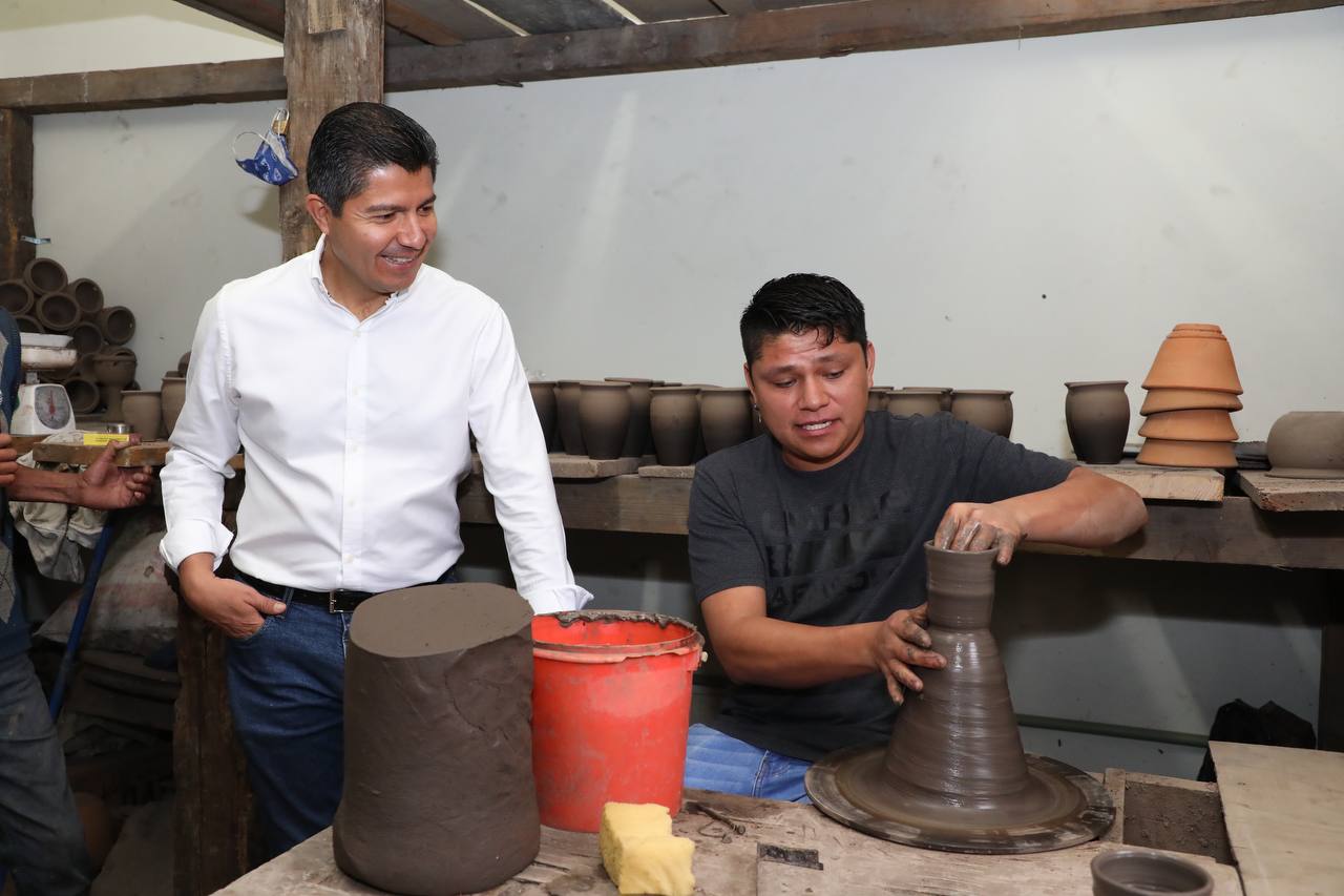 Entrega Eduardo Rivera rehabilitación del Centro Alfarero en el Barrio de la Luz