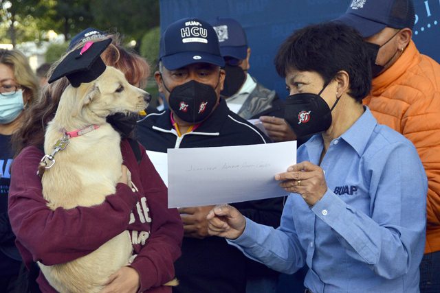 La BUAP festejó a los papás universitarios con una caminata perruna￼