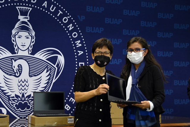 Entrega Rectora Lilia Cedillo equipo de cómputo para personal de la Contraloría General de la institución ￼