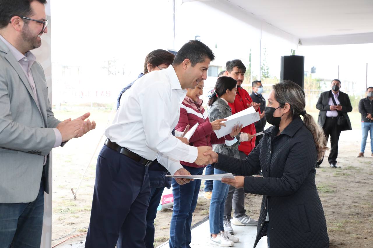 Entrega Eduardo Rivera escrituras para regularizar tierras en la capital poblana