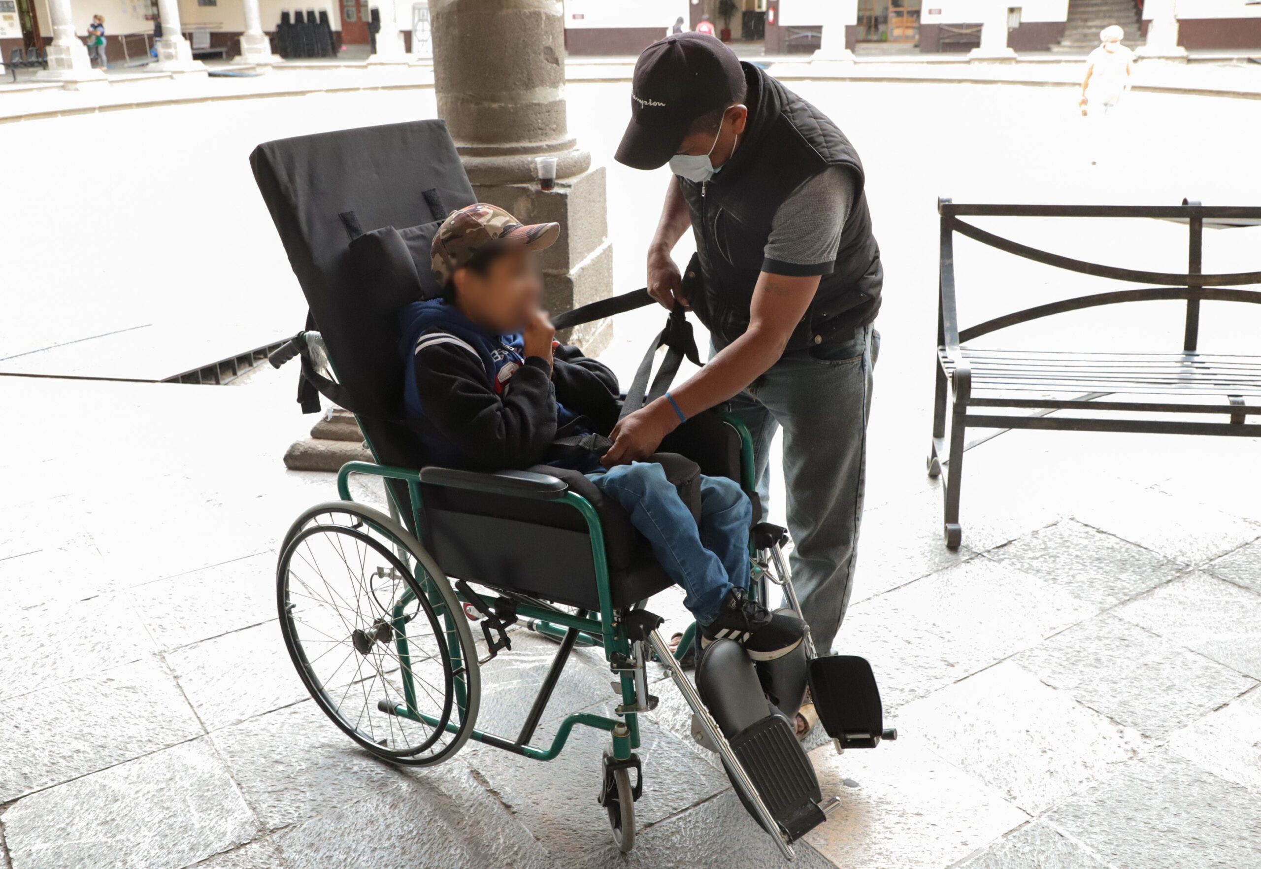 Tras solicitud en “Martes Ciudadano”, SEDIF beneficia a niño con silla de ruedas especializada
