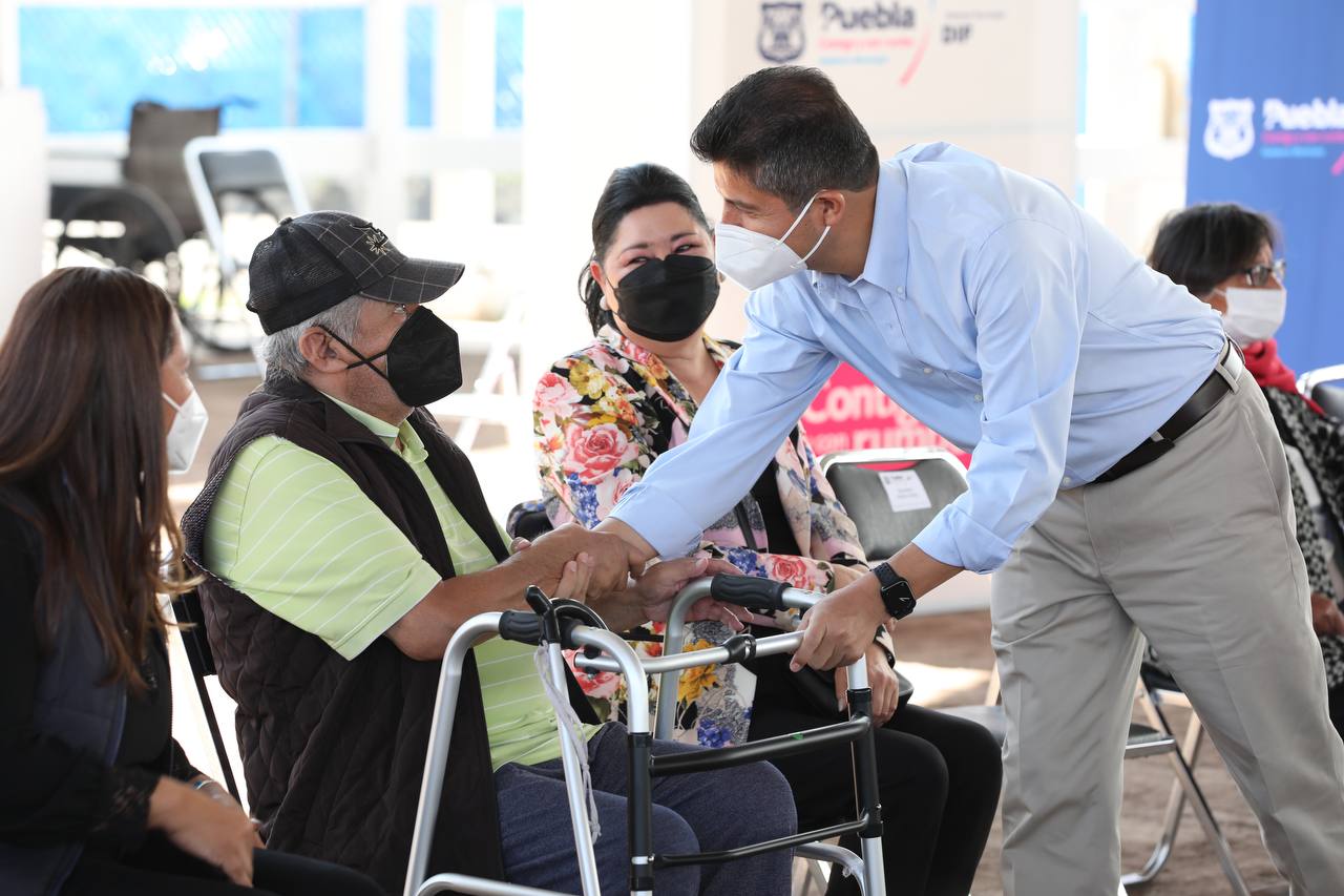 Ayuntamiento de Puebla beneficia con aparatos funcionales a poblanas y poblanos