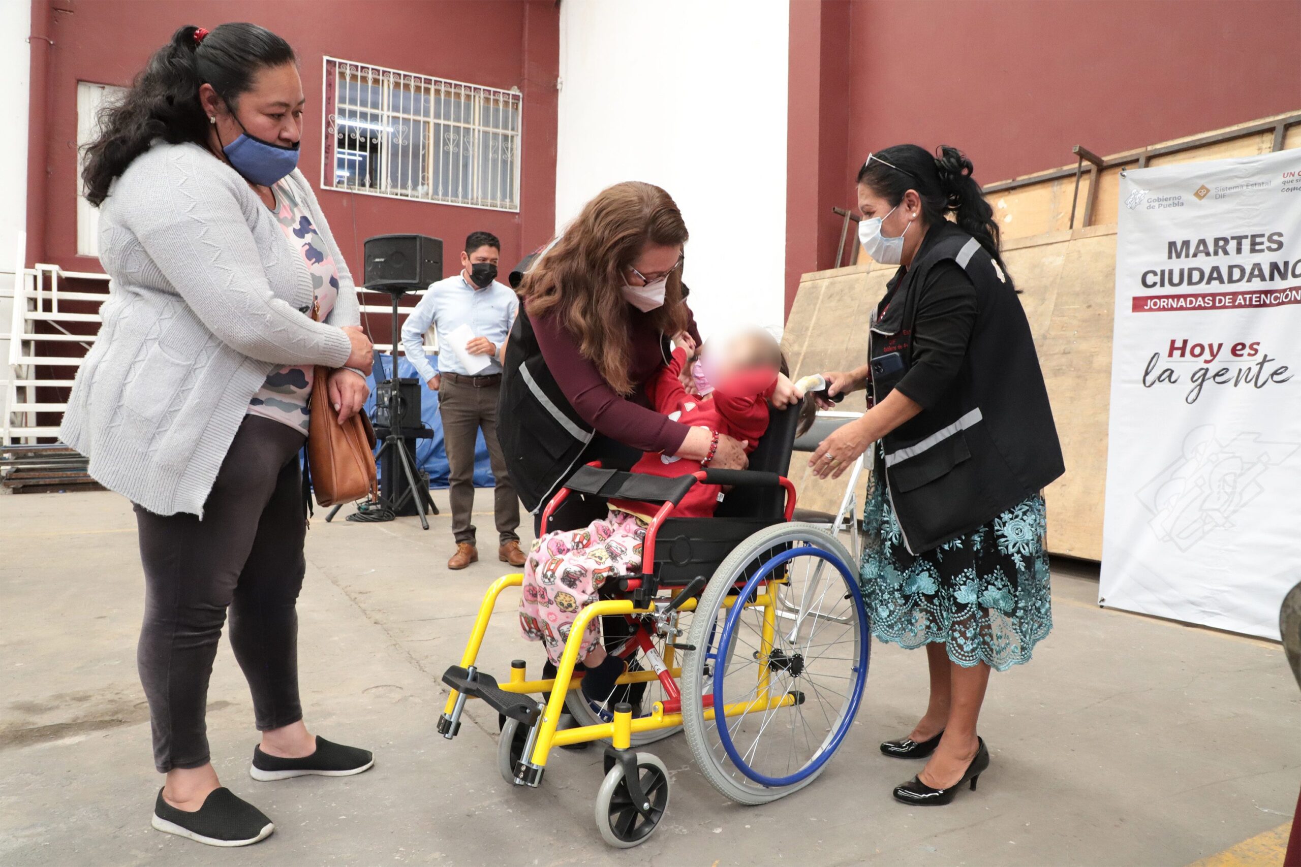 Con silla de ruedas especializada, SEDIF mejora calidad de vida de infante