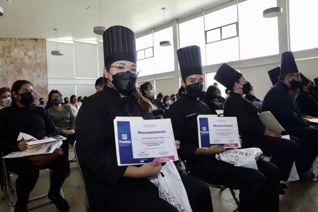Gradúa SMDIF de Puebla a 28 estudiantes de gastronomía y estilismo