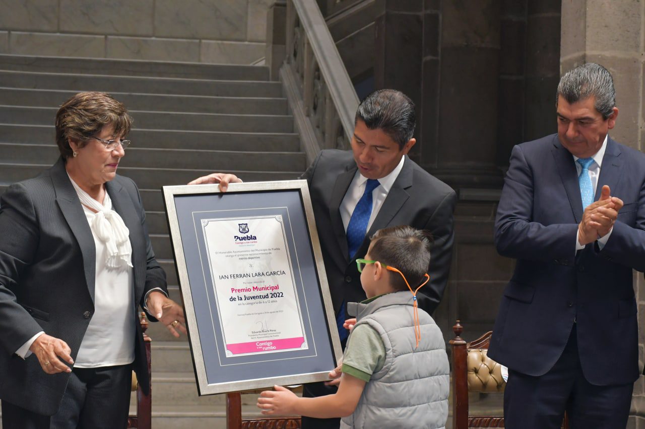 Reconoce Eduardo Rivera a la juventud poblana