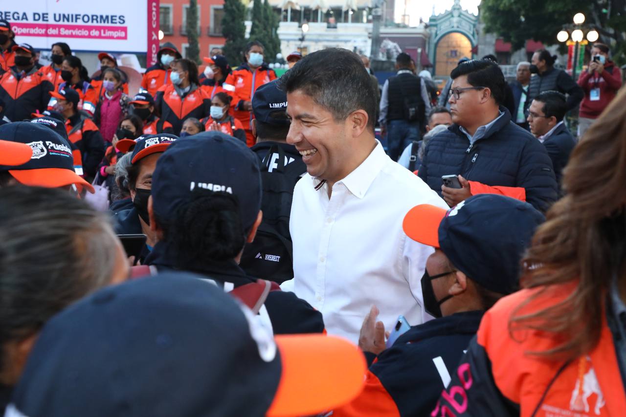 Entrega Ayuntamiento de Puebla uniformes a trabajadores de limpia
