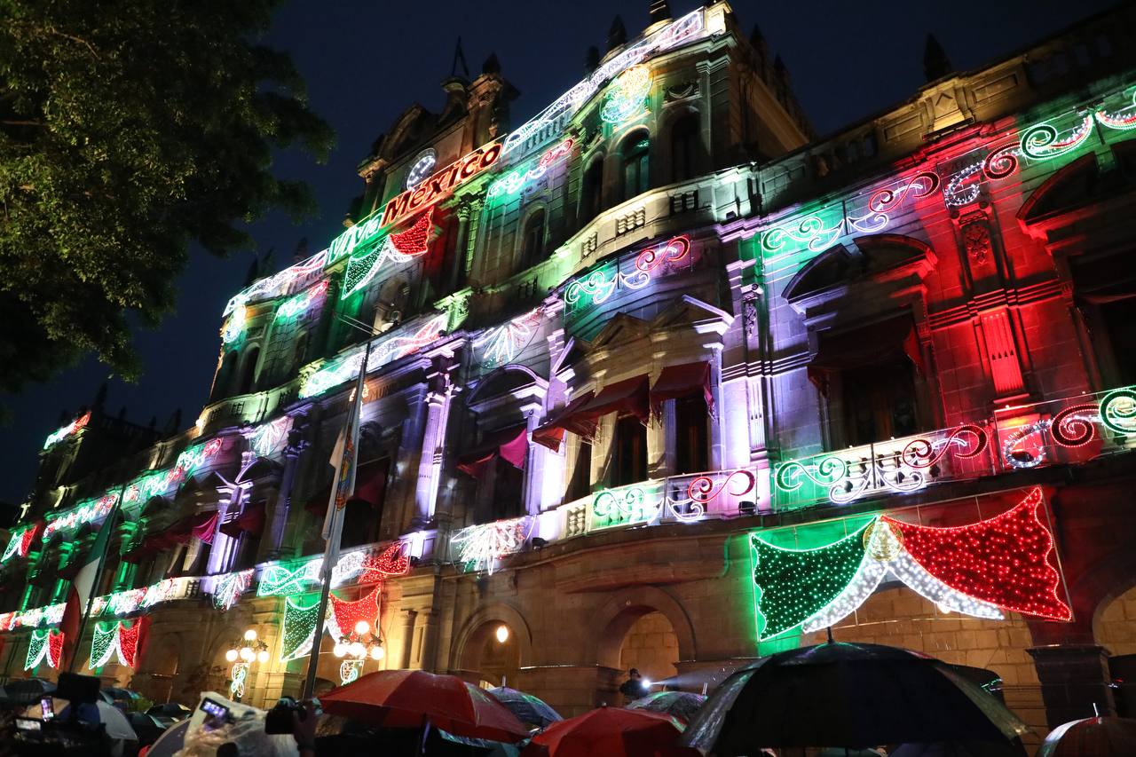 Puebla capital se ilumina con los colores patrios