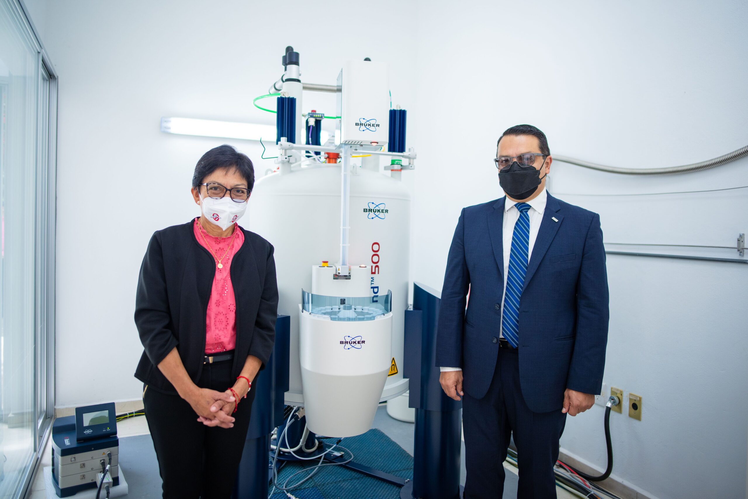 Entrega la Rectora Lilia Cedillo Ramírez equipo para Laboratorio de Resonancia Magnética Nuclear￼