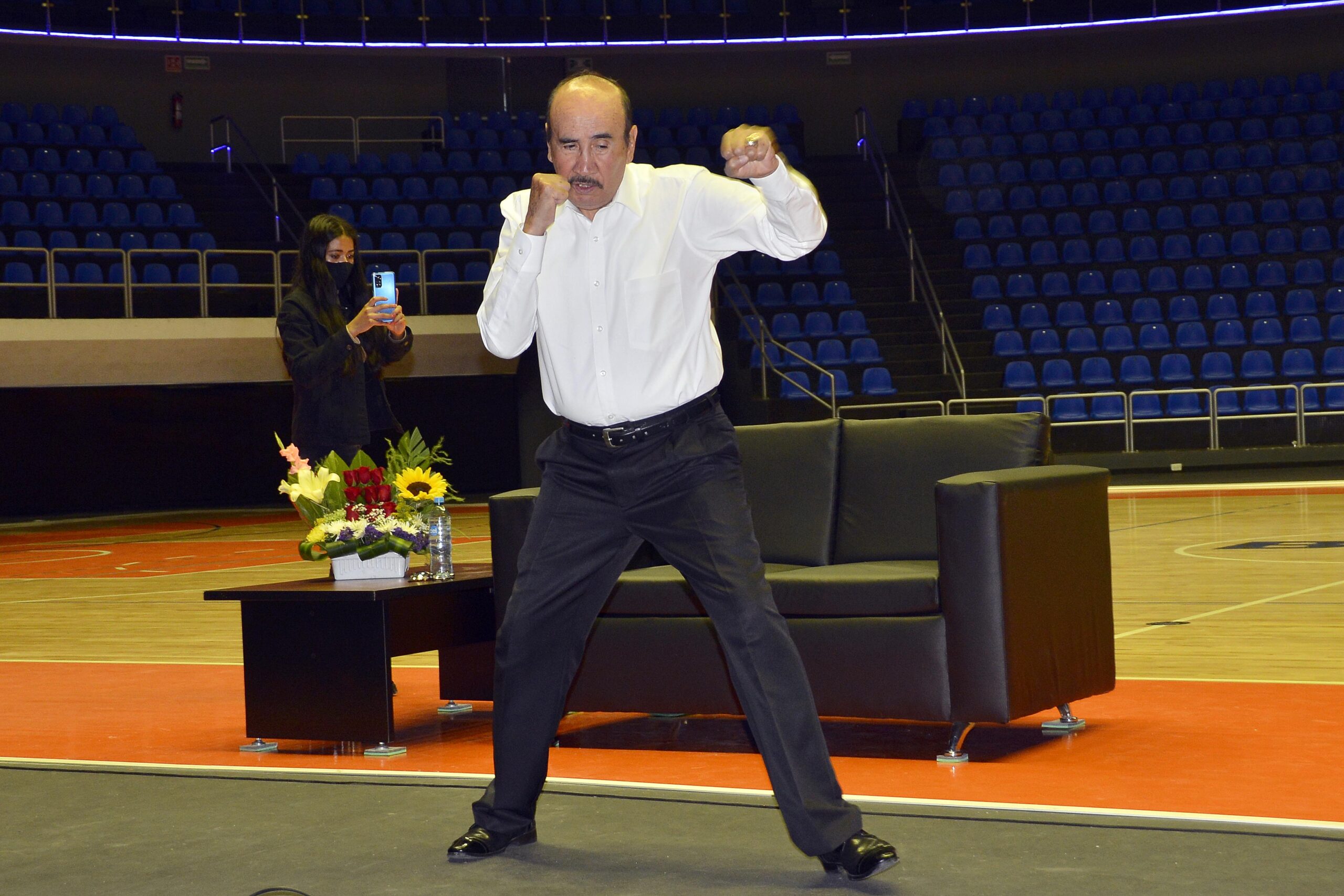 El ex campeón mundial de boxeo, Carlos, “El Cañas”, Zárate, impartió la charla Knockout por las adicciones a estudiantes de la BUAP￼