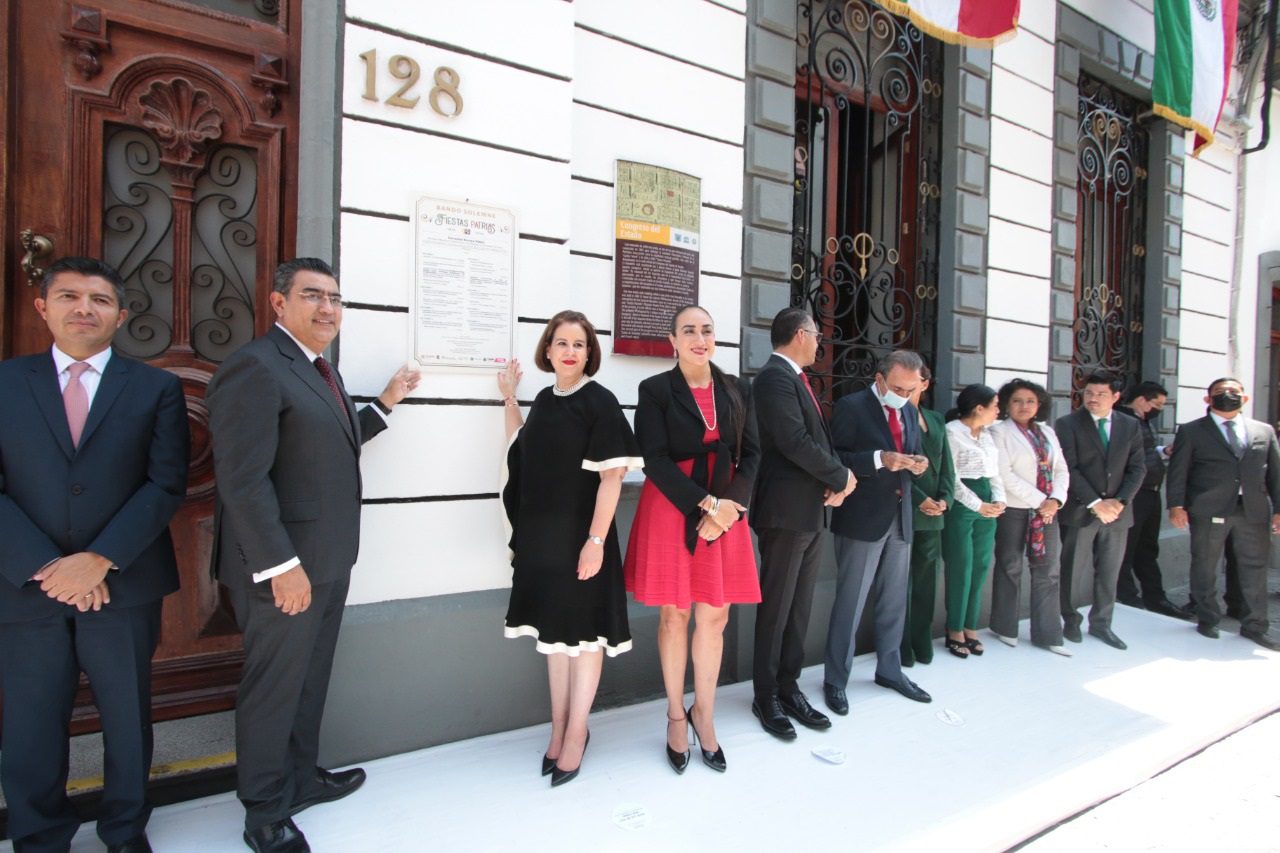 Colocan Bando Solemne en la sede del Congreso del Estado con motivo de las Fiestas Patrias 
