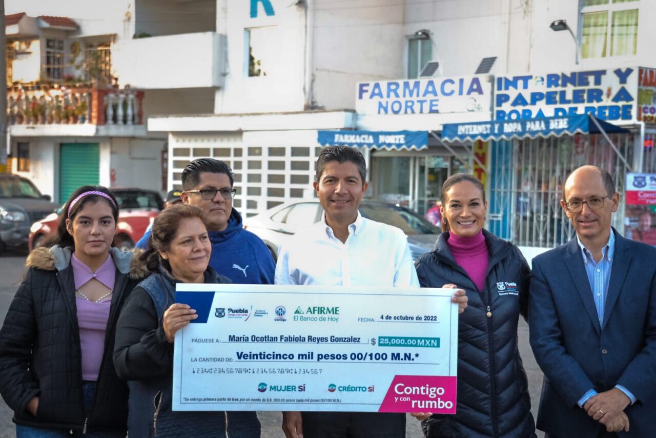 Entrega Eduardo Rivera cheque 950 de «Créditos Contigo»