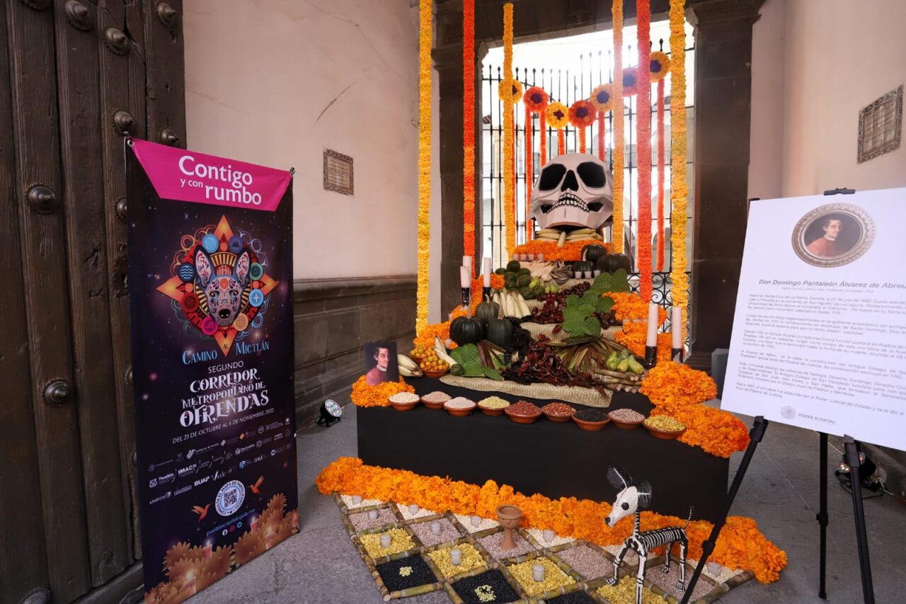 Con altar dedicado a Domingo Pantaleón Álvarez de Abreu, participa Poder Judicial de Puebla en corredor de ofrendas