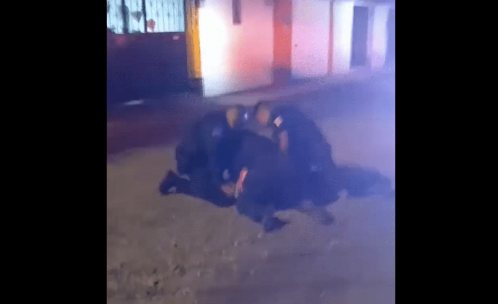 VIDEO | Someten policías a estudiantes de la BUAP que habrían consumido alimentos sin pagar en un OXXO