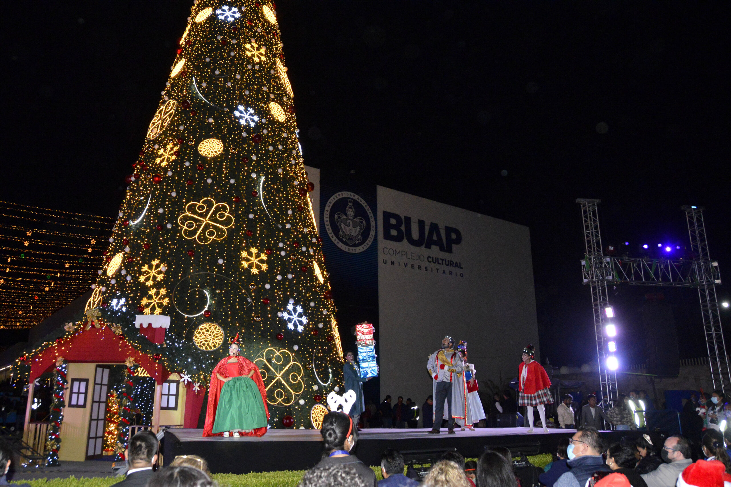 Con encendido del árbol navideño, BUAP da la bienvenida a la época decembrina