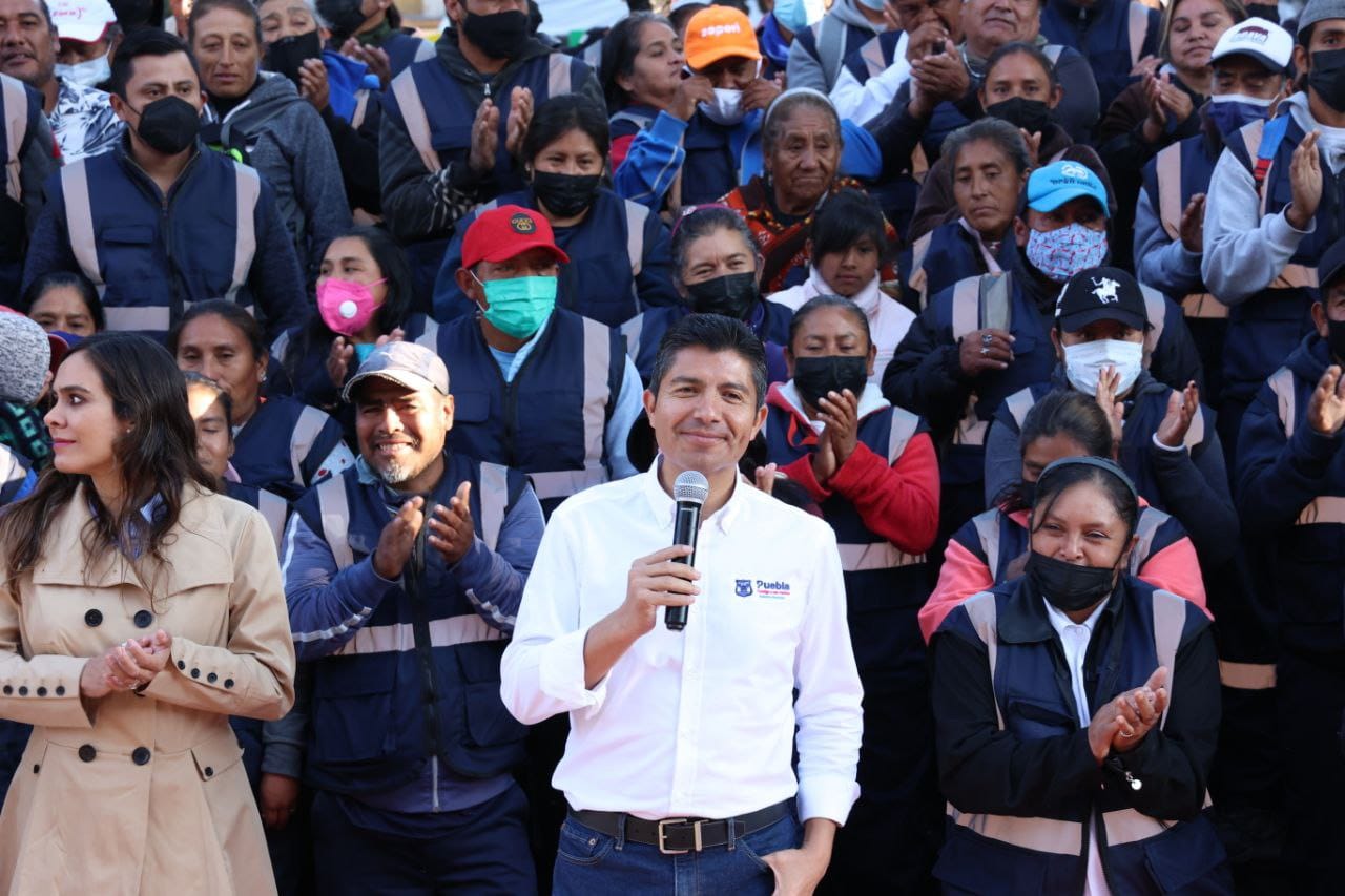 Entrega Eduardo Rivera uniformes y credenciales a recolectores voluntarios