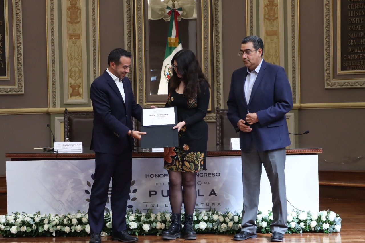 <strong>Reconocen en el Congreso del Estado la trayectoria de la escritora poblana Mónica Rojas Rubín</strong>