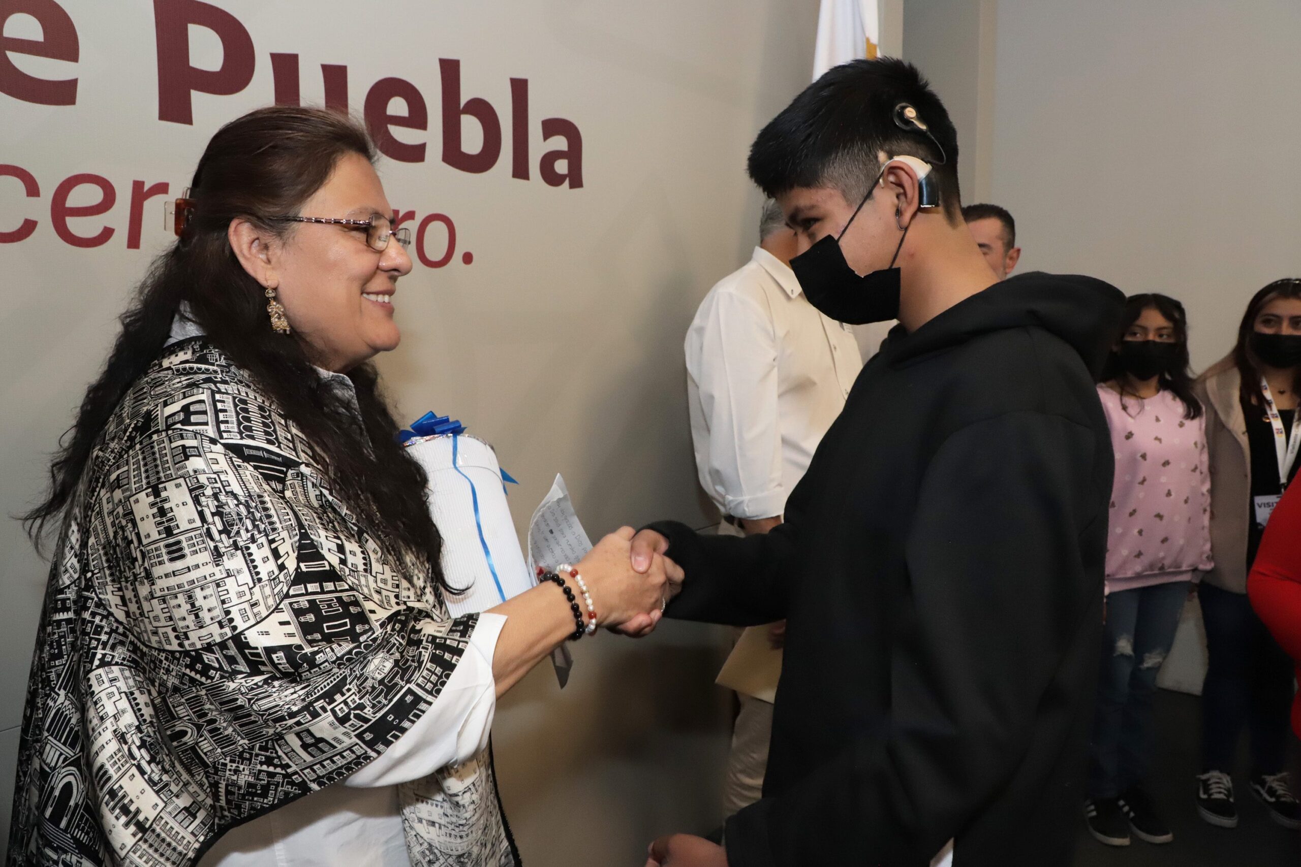 <strong>Con aparatos auditivos especializados, Patronato del SEDIF combate exclusión social</strong>