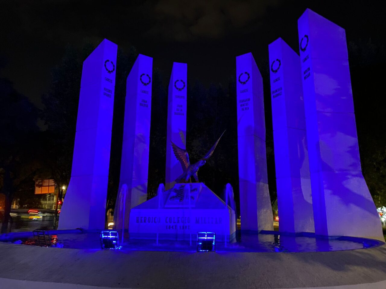 Ilumina Ayuntamiento de Puebla de color azul las fuentes de la capital, con motivo de las fiestas navideñas