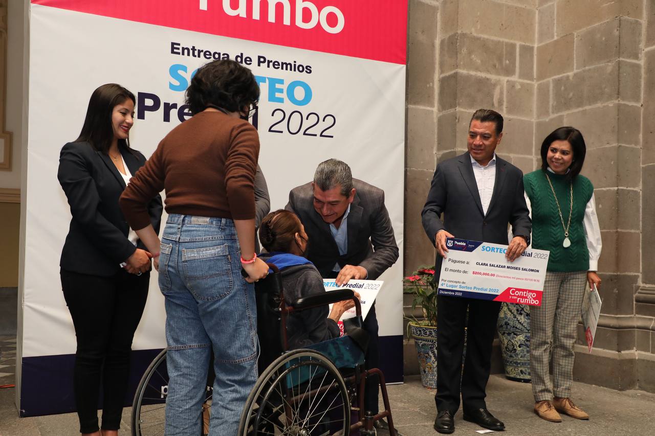 Entrega Ayuntamiento de Puebla premios a ganadores del Sorteo Predial 2022
