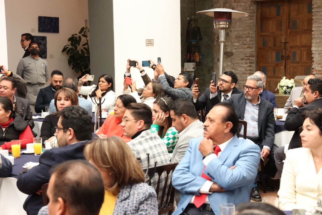 Celebran Eduardo Rivera y Liliana Ortiz las fiestas decembrinas con medios de comunicación