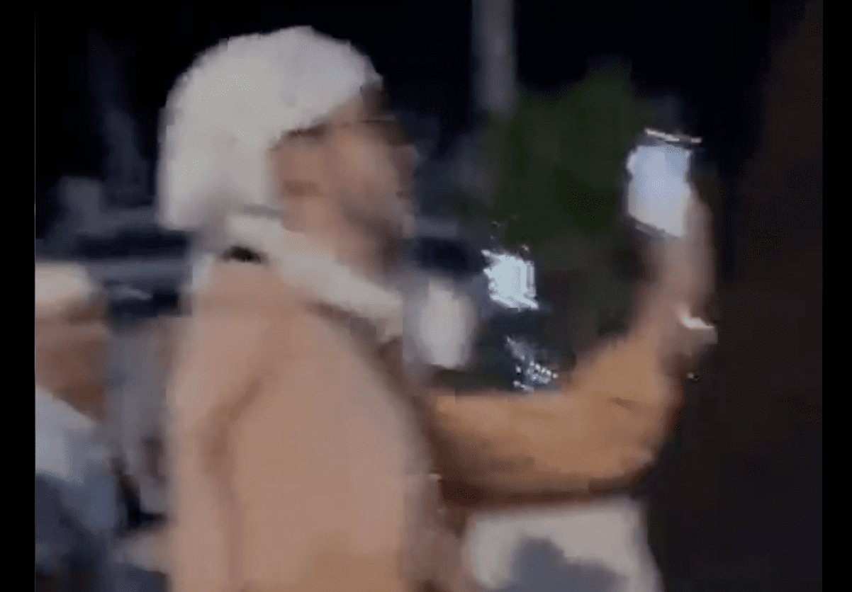 Se viraliza video de Bad Bunny arrojando celular de una fan