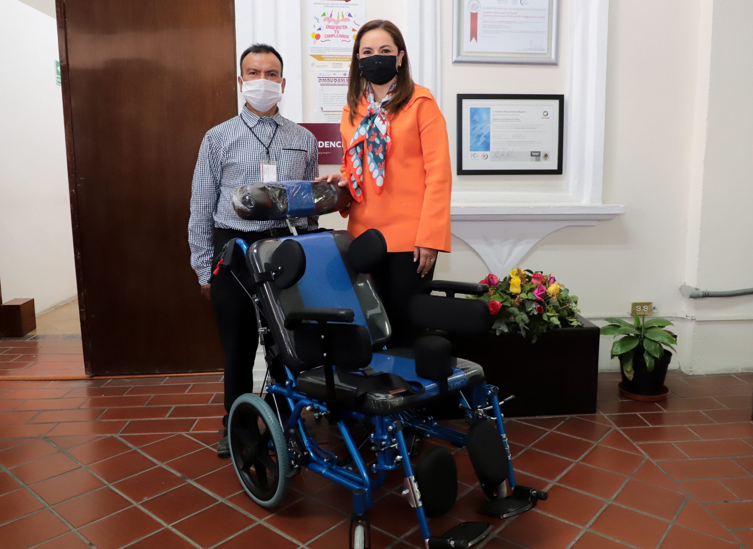 <strong>Entrega SEDIF silla de ruedas especializada a adolescente de Chignautla</strong>