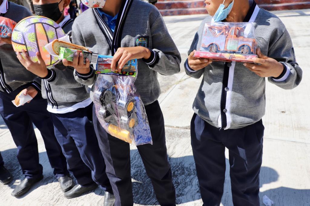Entregan SMDIF y Bachoco juguetes a niñas y niños en La Paz Tlaxcolpan