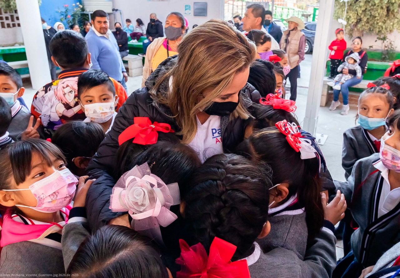 Entrega Paola Angón obra en primaria Vicente Guerrero