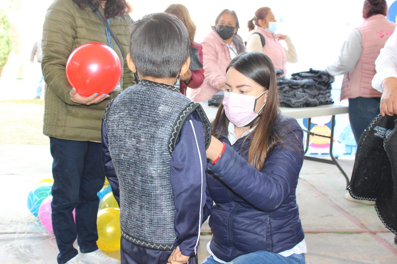 «Abrazando a la Infancia», para cuidar del frío a niños de Momoxpan
