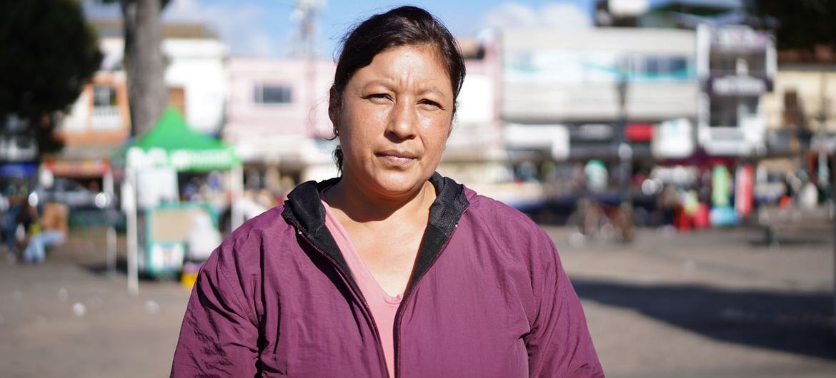 Una mujer indígena “valiente” que sueña con un espacio digno para trabajar y sobrevivir 