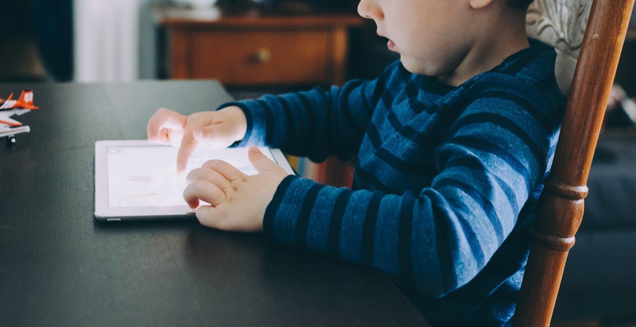 El uso de dispositivos electrónicos, no antes de los 5 años de edad