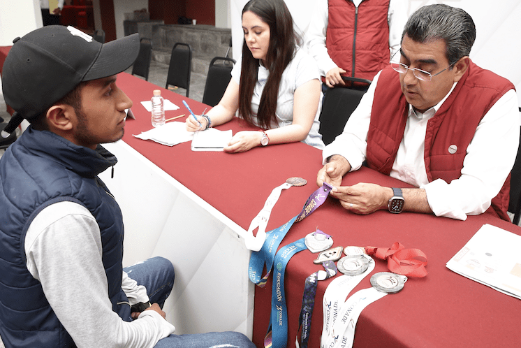 Atiende Sergio Salomón a poblanas y poblanos en «Martes Ciudadano»