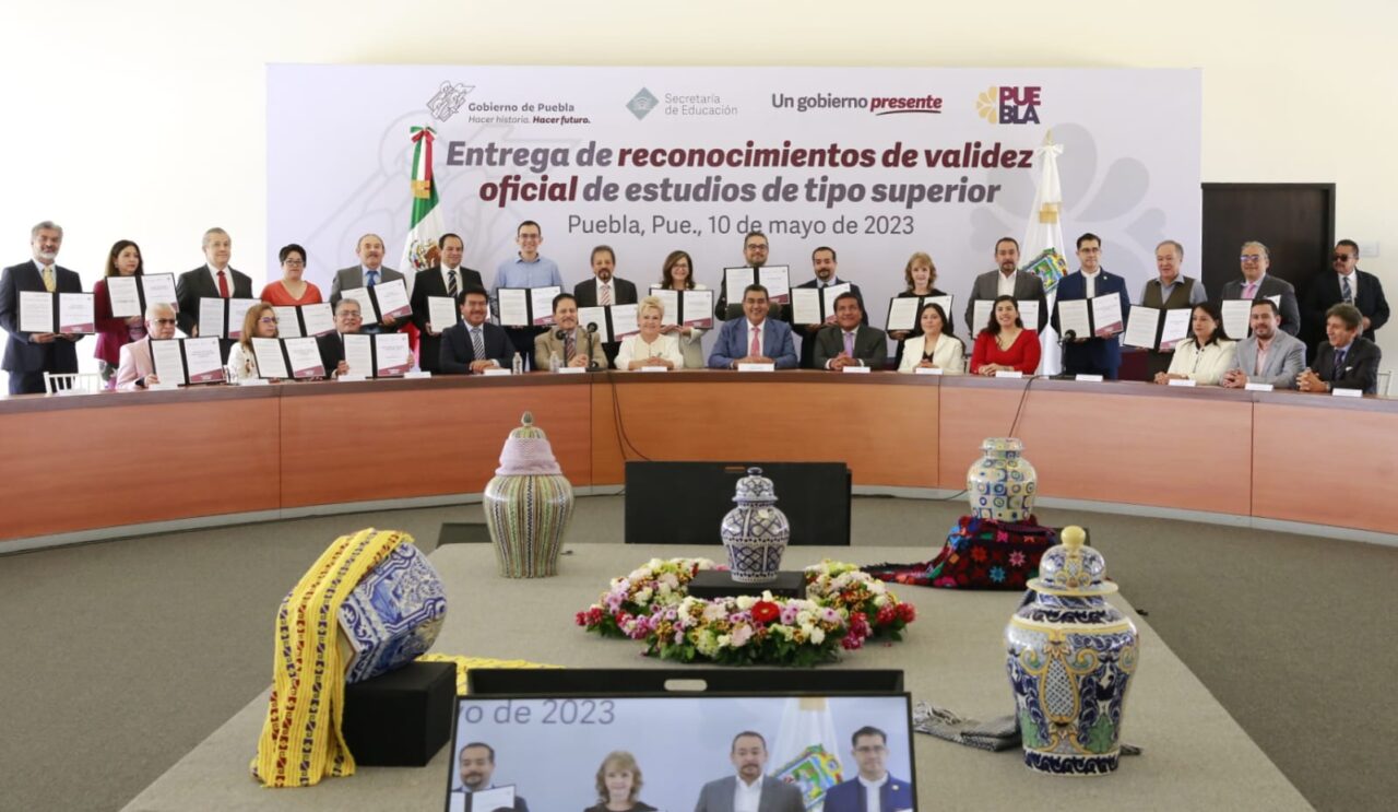 Entrega Gobierno Estatal reconocimientos de Validez Oficial de Estudios de Tipo Superior
