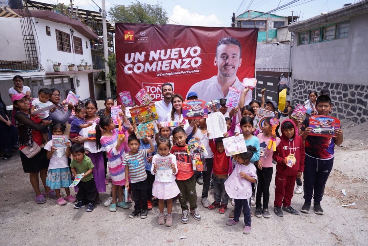 Celebra Toño López a niñas y niños en la capital; reparte juguetes en al menos 10 puntos