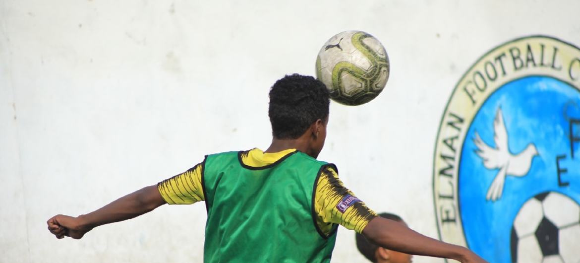 Las agresiones raciales al futbolista Vinícius Júnior en España son un recordatorio del racismo en el deporte