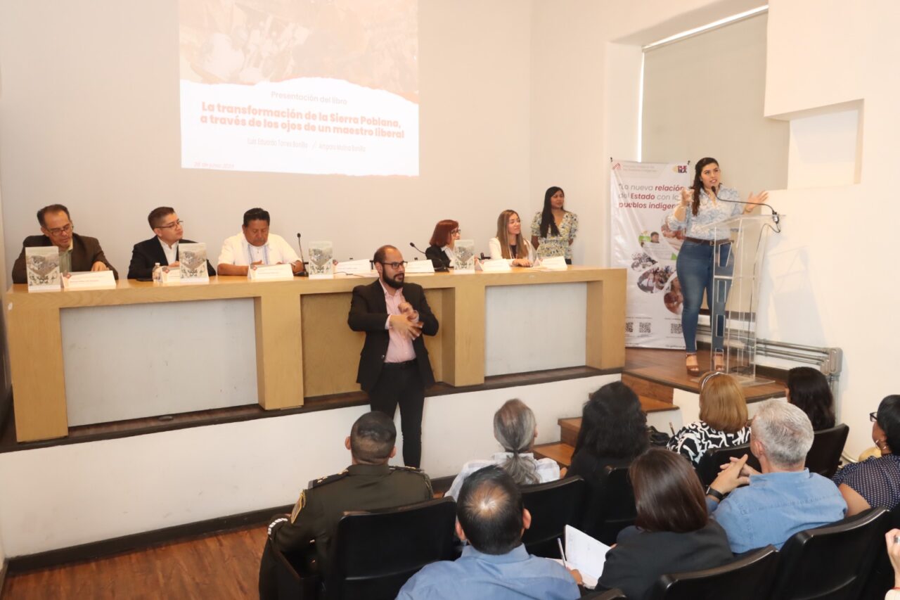 Presentan en el Congreso del Estado el libro «La transformación de la Sierra Poblana, a través de los ojos de un maestro liberal»