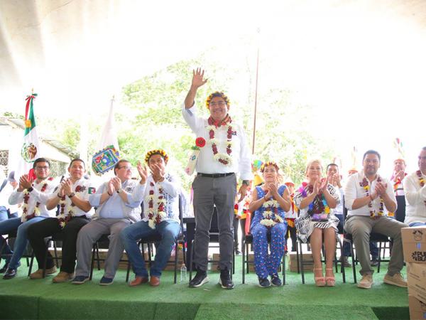Con obra vial y programas sociales, gobierno estatal lleva progreso a Tlacuilotepec