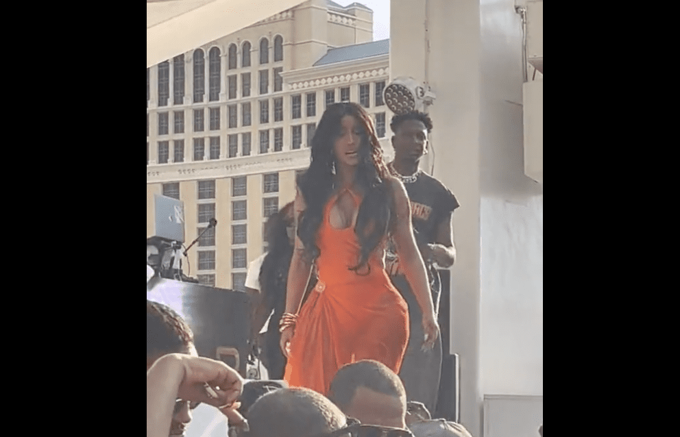 VIDEO | Cardi B arroja micrófono a fan que le echó agua