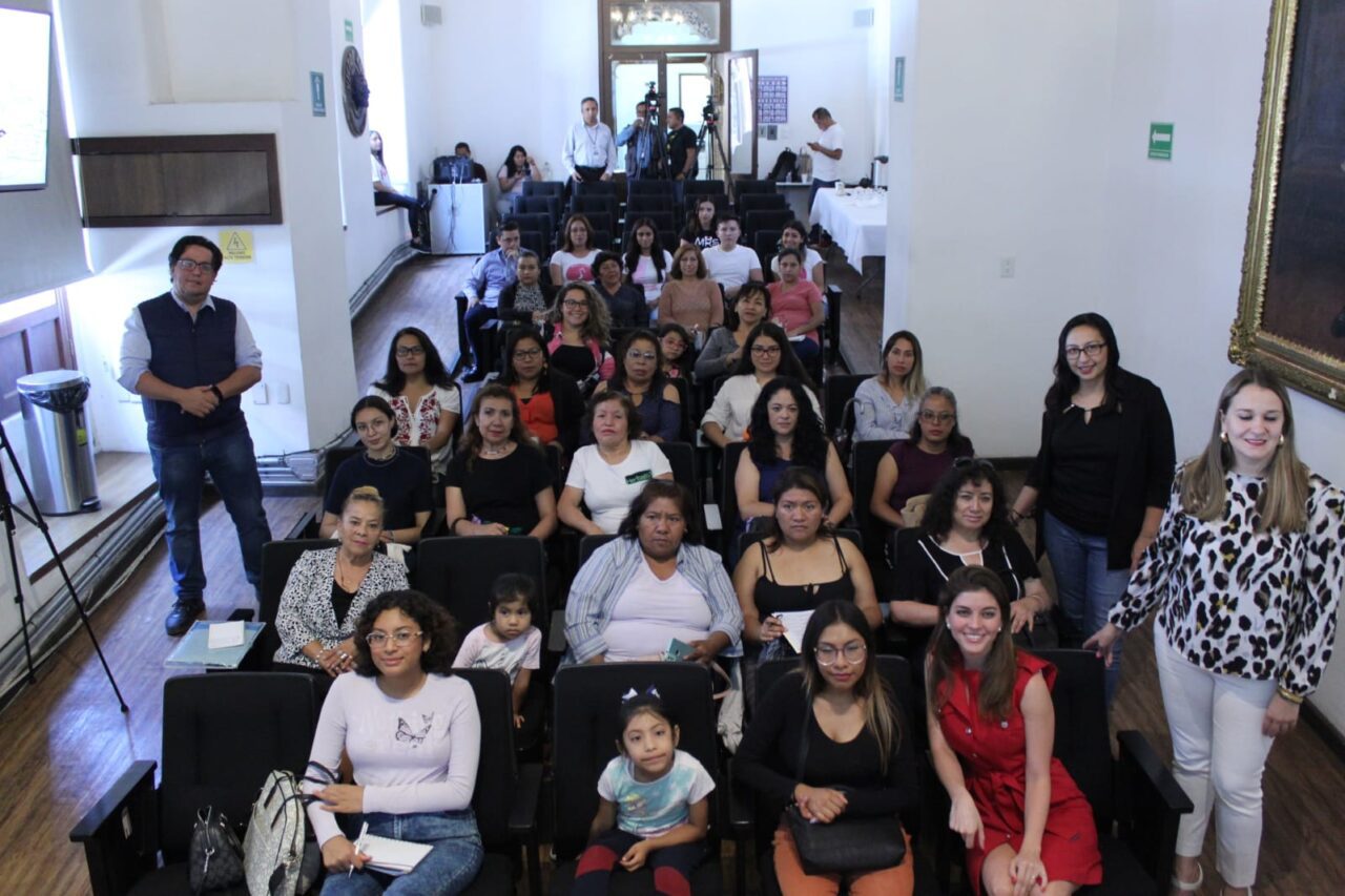 Brinda la «Asociación Mujeres Unidas, Generando Lazos» capacitación para féminas sobre uso efectivo de redes sociales
