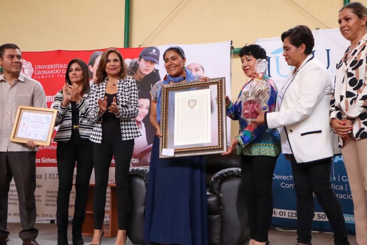Comparte Eufrosina Cruz, historias de empoderamiento con mujeres de Tehuacán