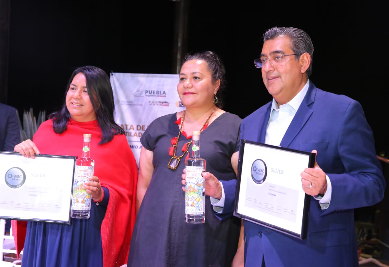 Cuentan productores mezcaleros con respaldo total del gobierno de Puebla: Sergio Salomón