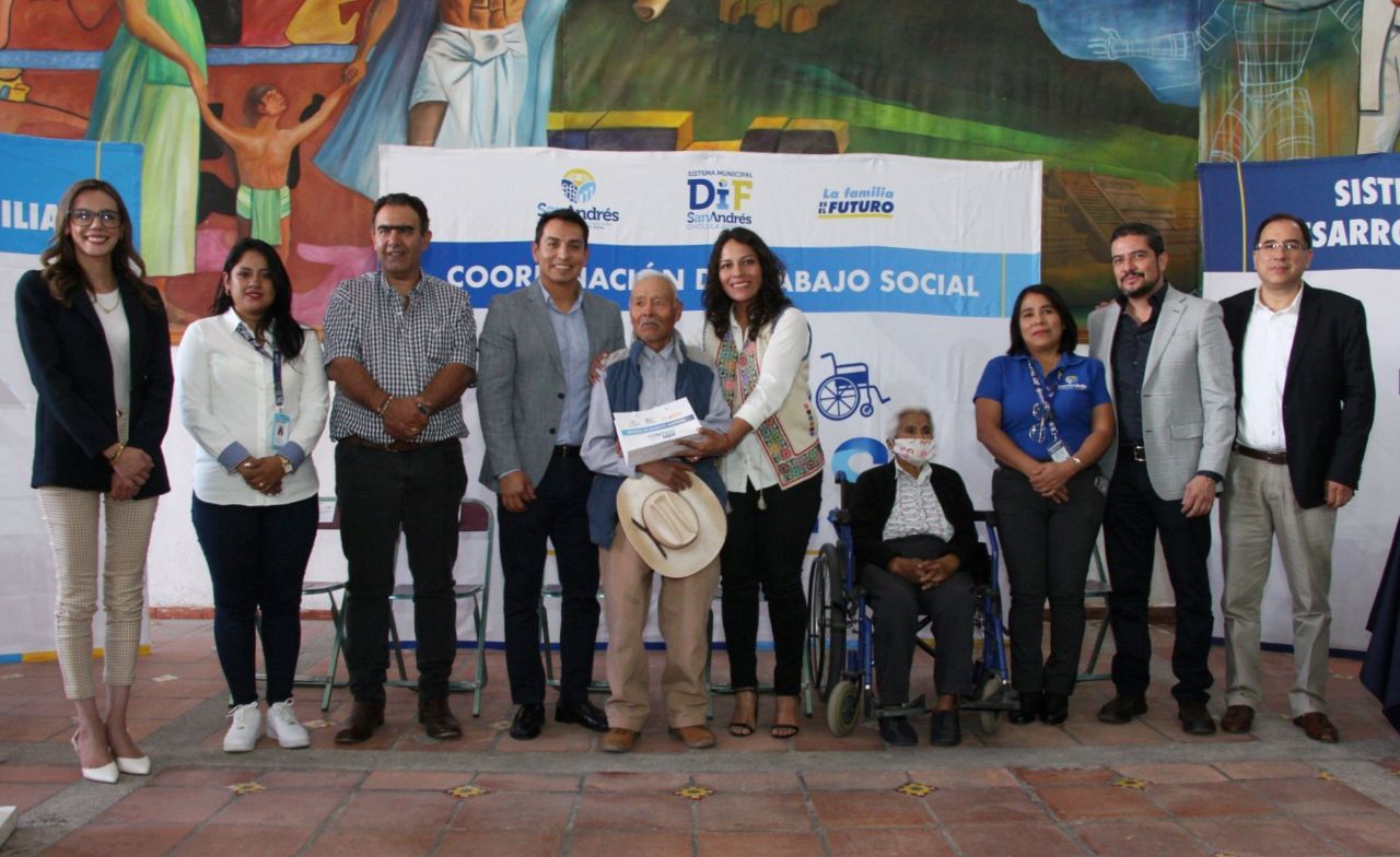 DIF de San Andrés Cholula y la Cadena Comercial Oxxo Entregan 50 Auxiliares Auditivos