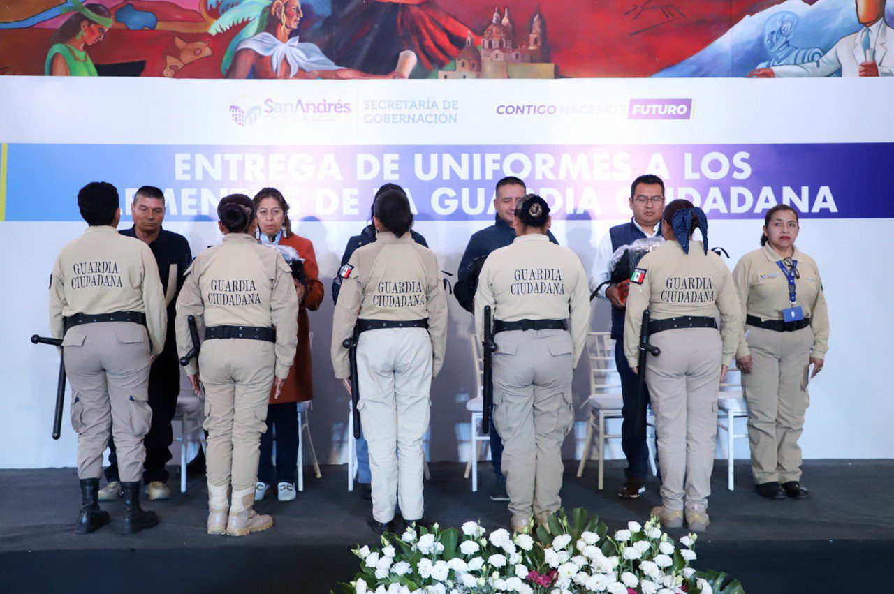 Entrega Mundo Tlatehui Uniformes a Elementos de la Guardia Ciudadana