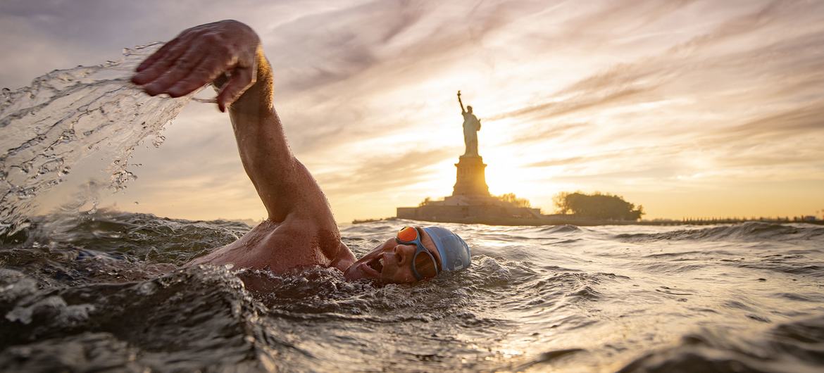 Lewis Pugh nadará 507 kilómetros del Hudson para promover la salubridad de los ríos 