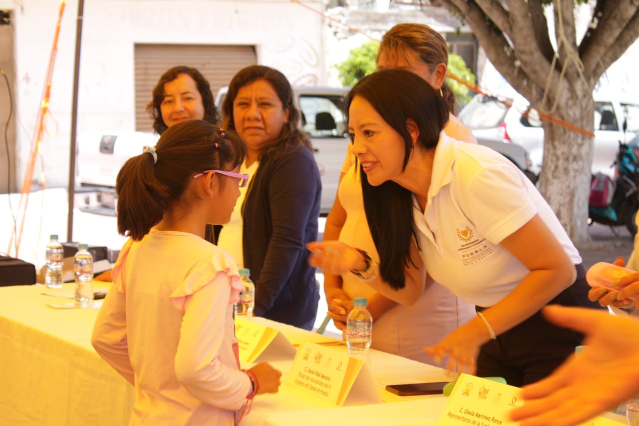 Voluntariado del Congreso entrega lentes a niñas y niños de escasos recursos en el municipio de Atoyatempan 