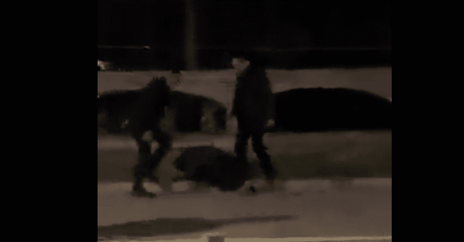 Se hace viral golpiza que dos presuntos cadeneros dieron a joven en Cholula