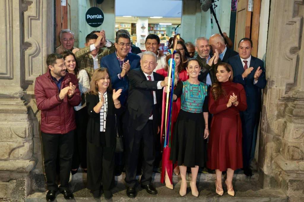 Acompaña el Gobernador Sergio Salomón a Claudia Sheinbaum en recepción de bastón de mando