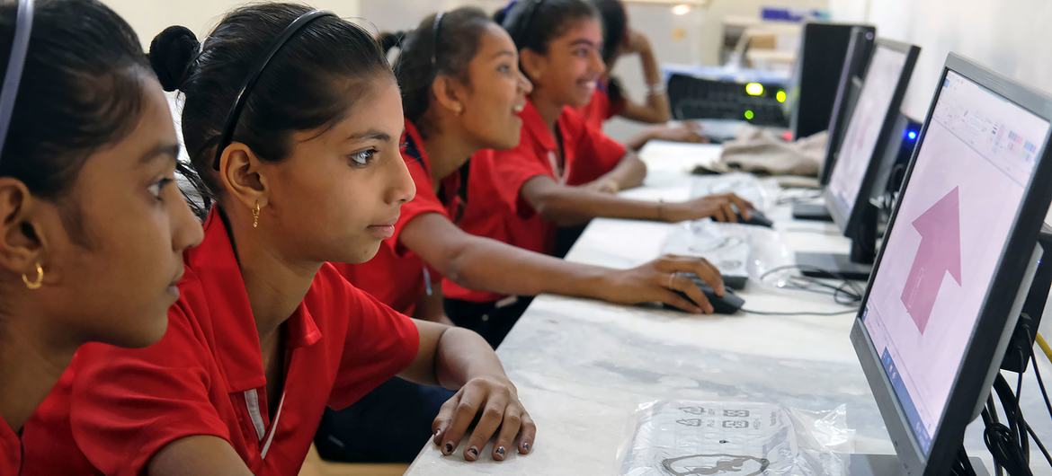 Un niño debe tener al menos 13 años para empezar a utilizar la inteligencia artificial en las aulas