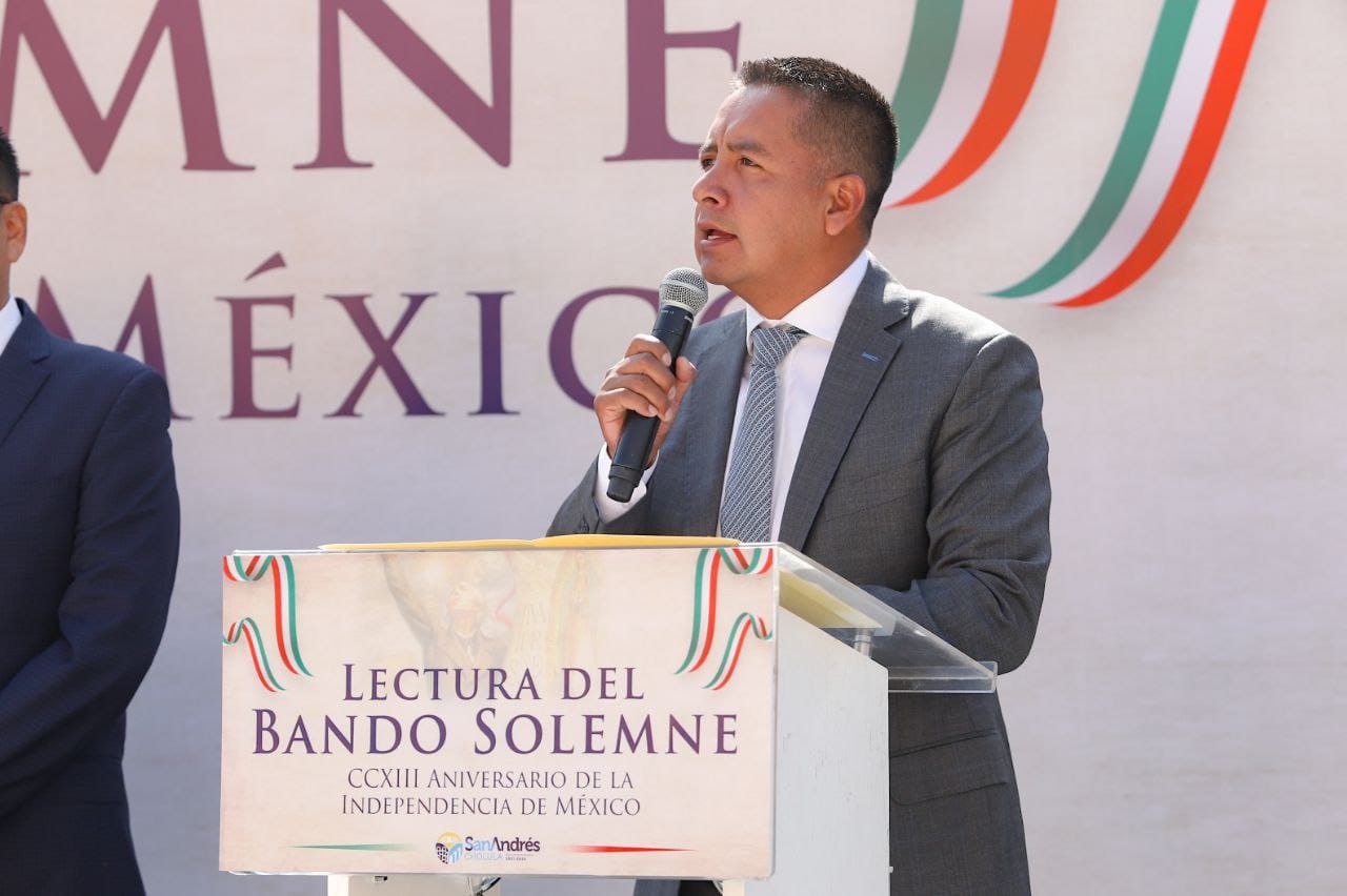 Encabeza Mundo Tlatehui la Ceremonia Cívica y Devela Bando Solemne de las Fiestas Patrias