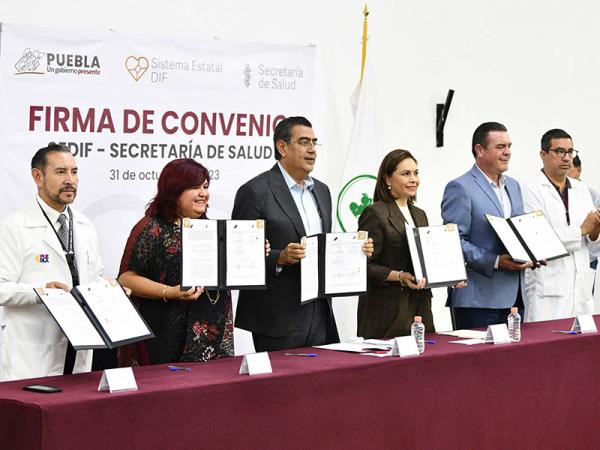 Mantiene Puebla lucha real contra la desigualdad; Sergio Salomón y Gaby Bonilla entregan aparatos cocleares